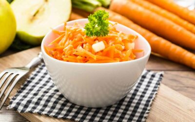 Karotten-Apfel-Salat mit Mohnöl