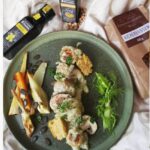 Vegane Kichererbsenbällchen mit Rahmsoße und Ofengemüse